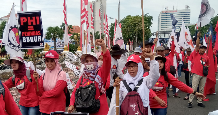Aksi Massa Buruh di Gedung Negara Grahadi, Rabu, 1 Mei 2019. (Foto: Farid/ngopibareng.id) 