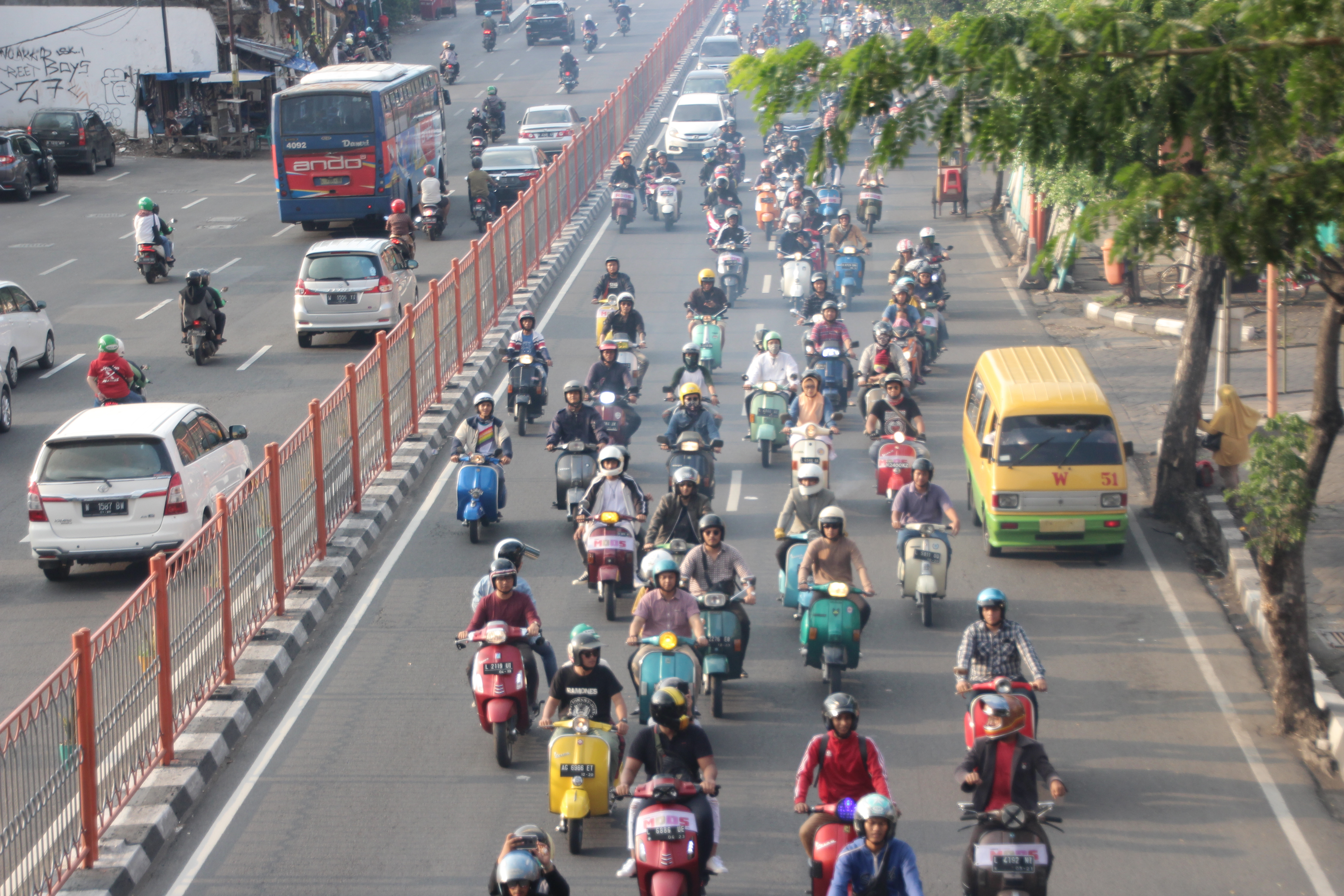Komunitas Motor Vespa (Move) Surabaya saat melakukan konvoi di jalanan Surabaya. (Foto: Faiq/Ngopibareng)