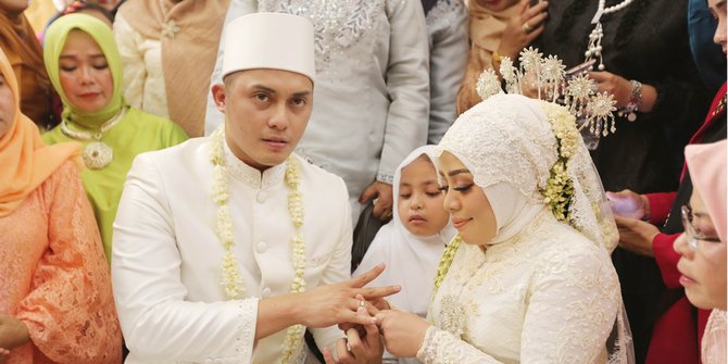 Suami baru Muzdalifah 15 tahun lebih muda. Netizen pun penasaran dengan profesi pria tersebut.