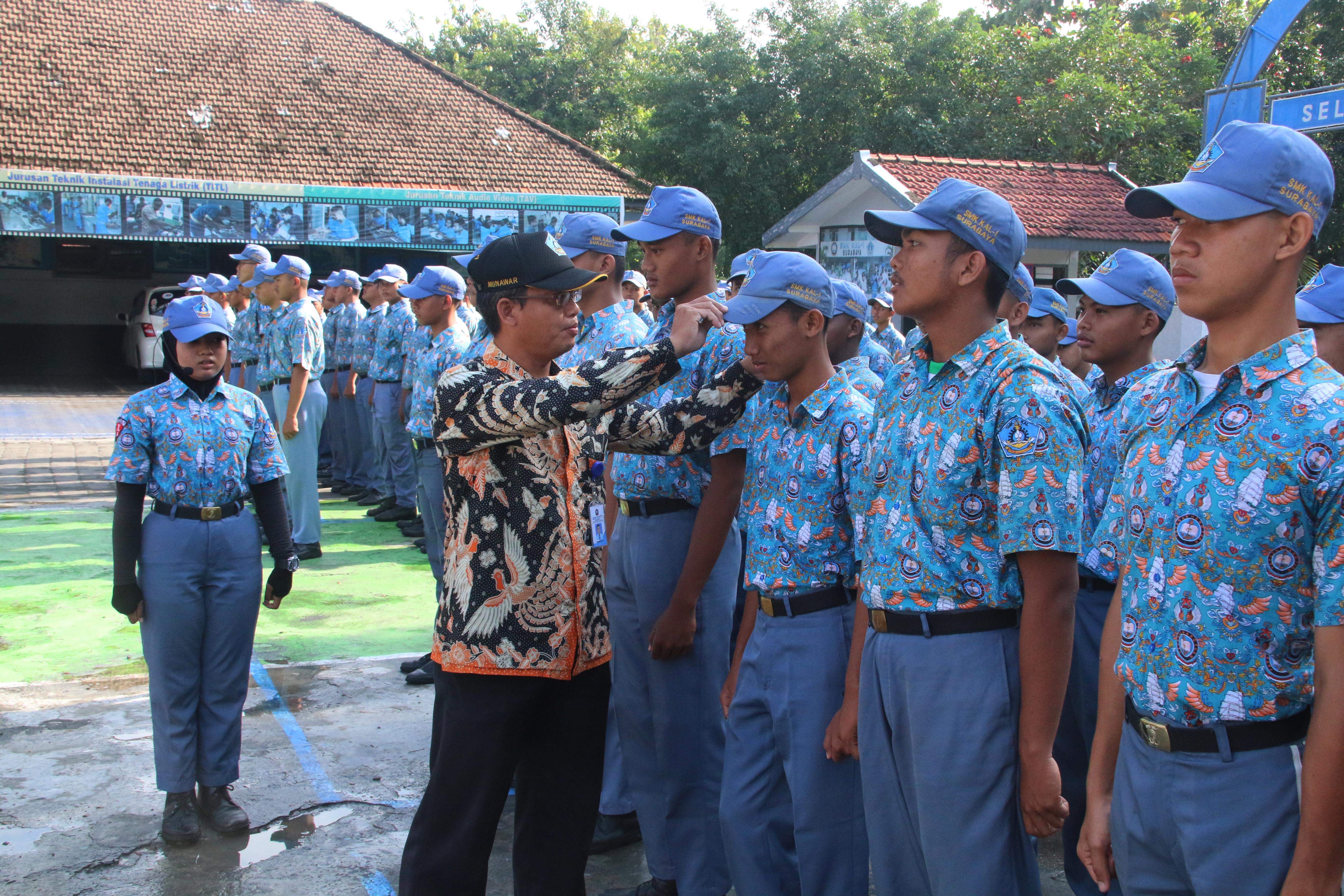 Inspektur Upacara saat memerikasa pasukan upacara  yang berlangsung di halaman sekolah SMK KAL-1 Surabaya .