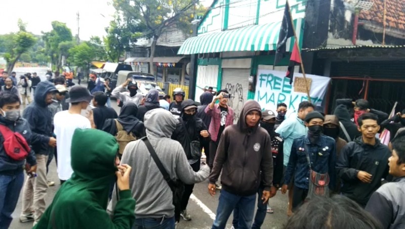 Massa berpakaian hitam yang dituding pengikut anarcho syndicalism saat aksi buruh kemarin. (Foto: Farid/ngopibareng.id)