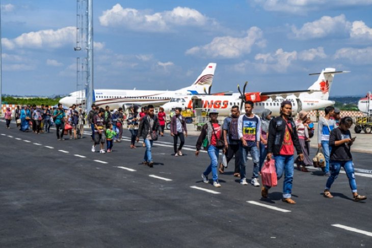 Ilustrasi: Sejumlah penumpang berjalan di area parkir pesawat saat tiba di Bandara Internasional Ahmad Yani, Semarang, Jawa Tengah (Foto: Antara/Aji Setyawan)