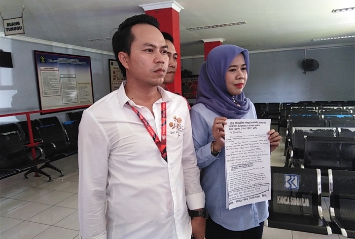 Siti Rafika menunjukkan surat yang ditulis Ahmad Dhani di Medaeng, Sidoarjo, Jawa Timur, pada Rabu, 2 Mei 2019. (Foto: Farid/ngopibareng.id)
