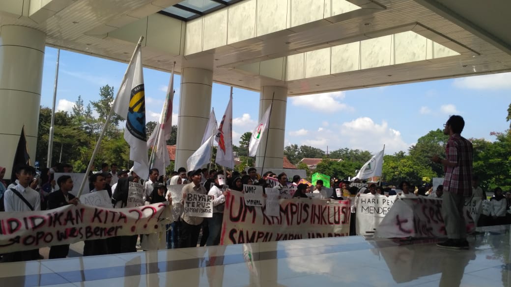Aksi mahasiswa di Malang pada peringatan Hari Pendidikan Nasional. (Foto: fajar/ngopibareng.id)