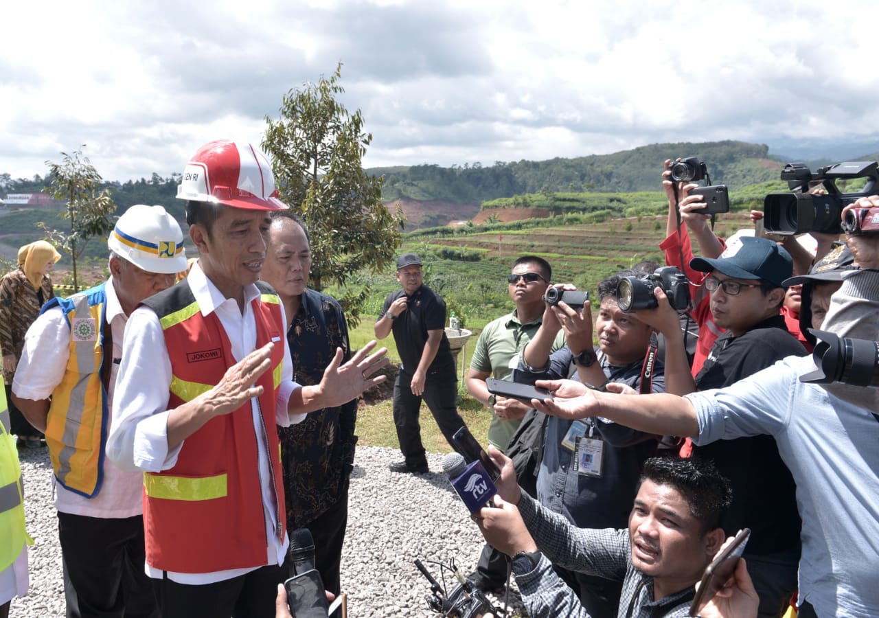 Preside Jokowi. mengucapkan selamat sehubungan dengan  Hardiknas  usai meresmikan waduk di Karang  Anyar, Kamis 2 Mei 2019. ( foto; Biro Pers Setpres)