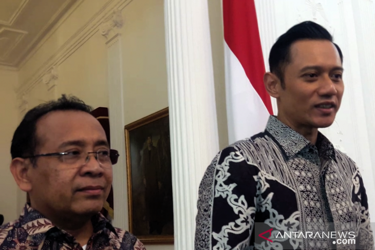 Komandan Satuan Tugas Bersama (Kogasma) Pemilu 2019 Partai Demokrat Agus Harimurti Yudhoyono usai berbincang dengan Presiden Joko Widodo di Istana Merdeka, Jakarta, Kamis 2 Mei 2019. (Foto: Antara/Bayu Prasetyo)