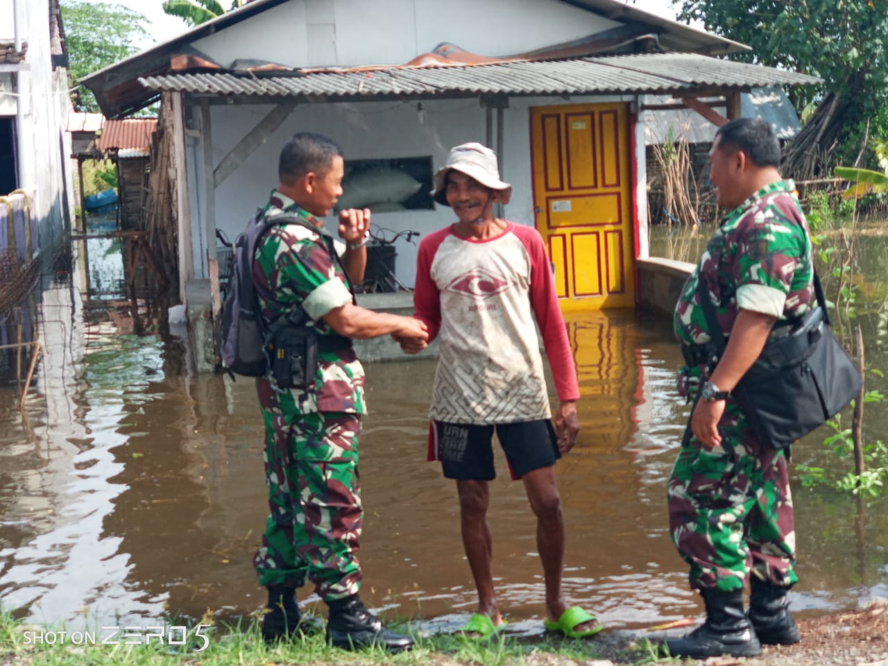 Danramil 0815/03 Sooko Kapten Inf Hari Subiyanto Saat Pantau Banjir Di Desa Tempuran 