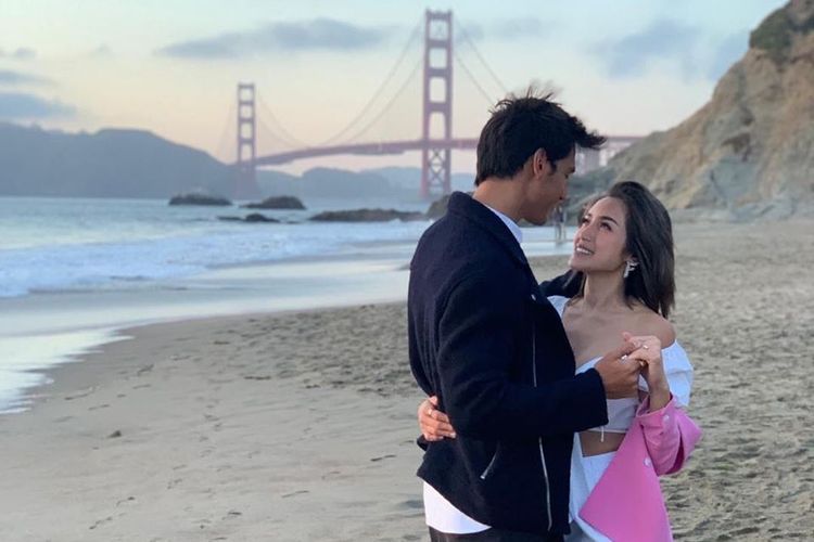 Pasangan kekasih Richard Kyle dan Jessica Iskandar berada di pinggir pantai dengan latar jembatan Golden Gate, San Francisco, Amerika Serikat. (Foto: Instagram Jessica Iskandar)