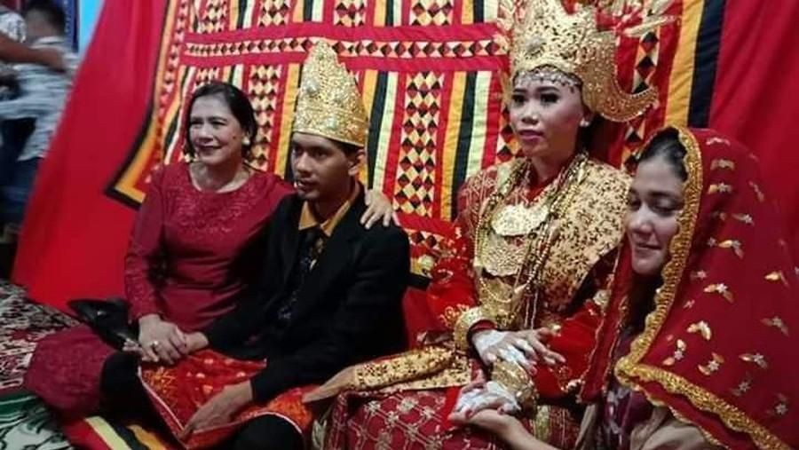 Naysila Mirdad (kanan) menghadiri pernikahan adik bungsunya, Nathana Ghaza, bersama sang ibu, Lydia Kandou di Lampung.