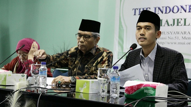 Sekretaris Komisi Fatwa MUI Asrorun Niam Soleh (kanan) di jakarta. (Foto: mui for ngopibareng.id)