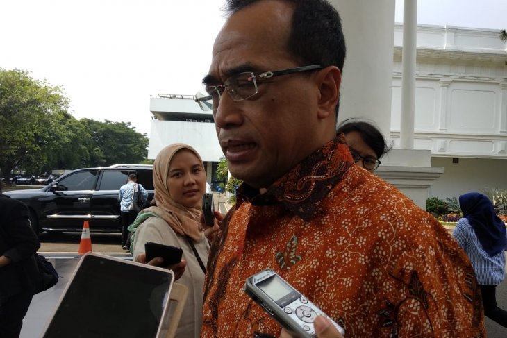 Menteri Perhubungan Budi Karya Sumadi menyampaikan pernyataan di lingkungan istana kepresidenan Jakarta, Jumat 3 Mei 2019. (Foto: Antara/Desca Lidya Natalia)