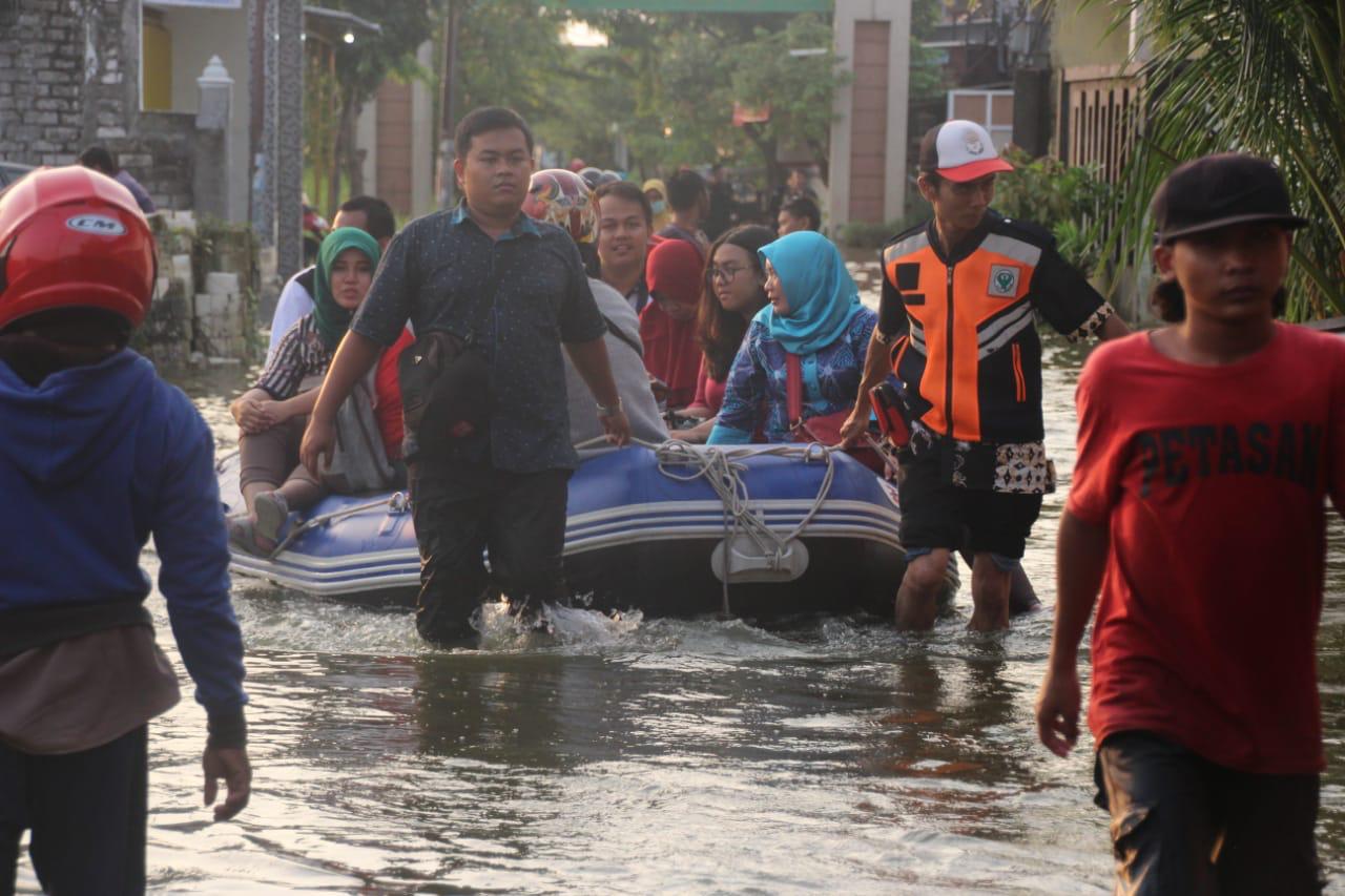 Banjir di kawasan Pakal, Benowo, Surabaya. (Foto: Faiq/ngopibareng.id)