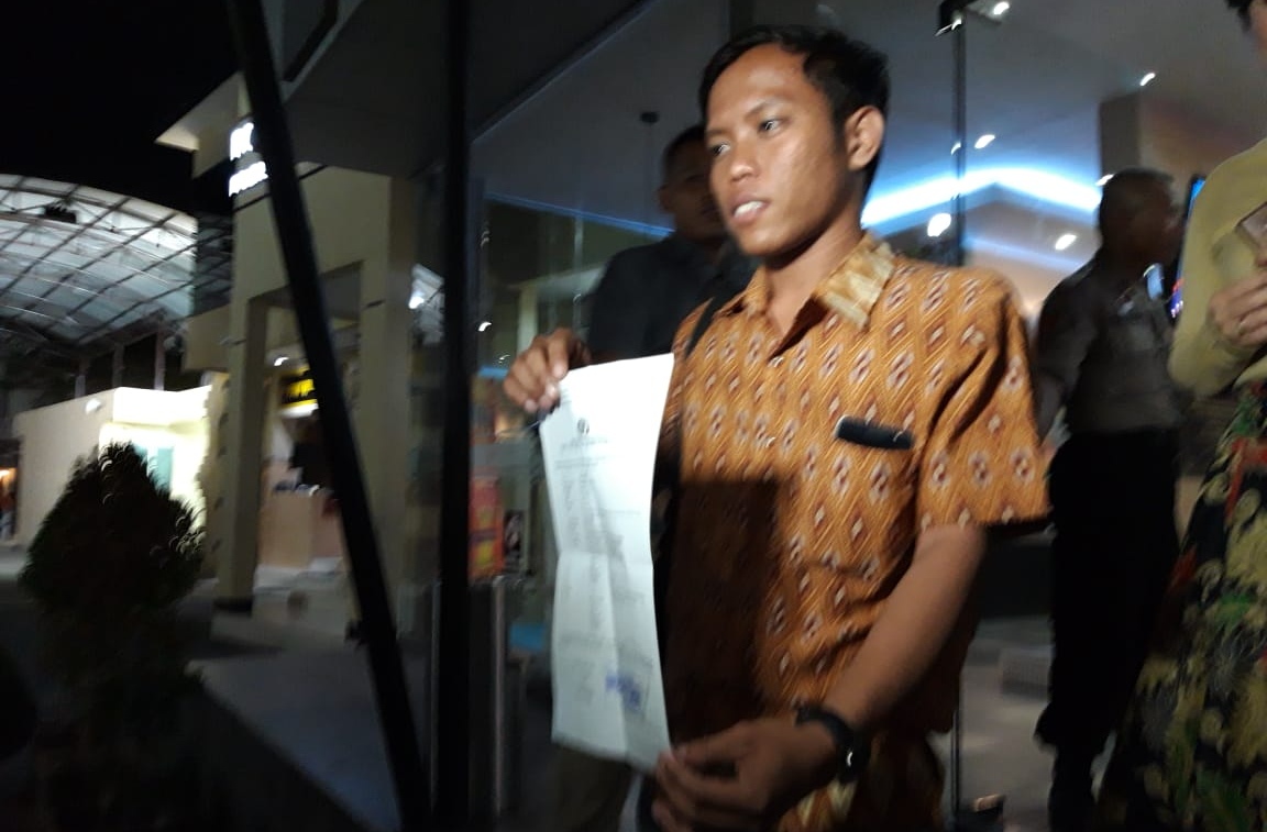 Ainur Rofik (28), korban dugaan pemukulan oknum pilot Lion Air AG (29) mendatangi Mapolrestabes Surabaya, Jumat 3 Mei 2019. (Foto: Farid/ngopibareng.id)