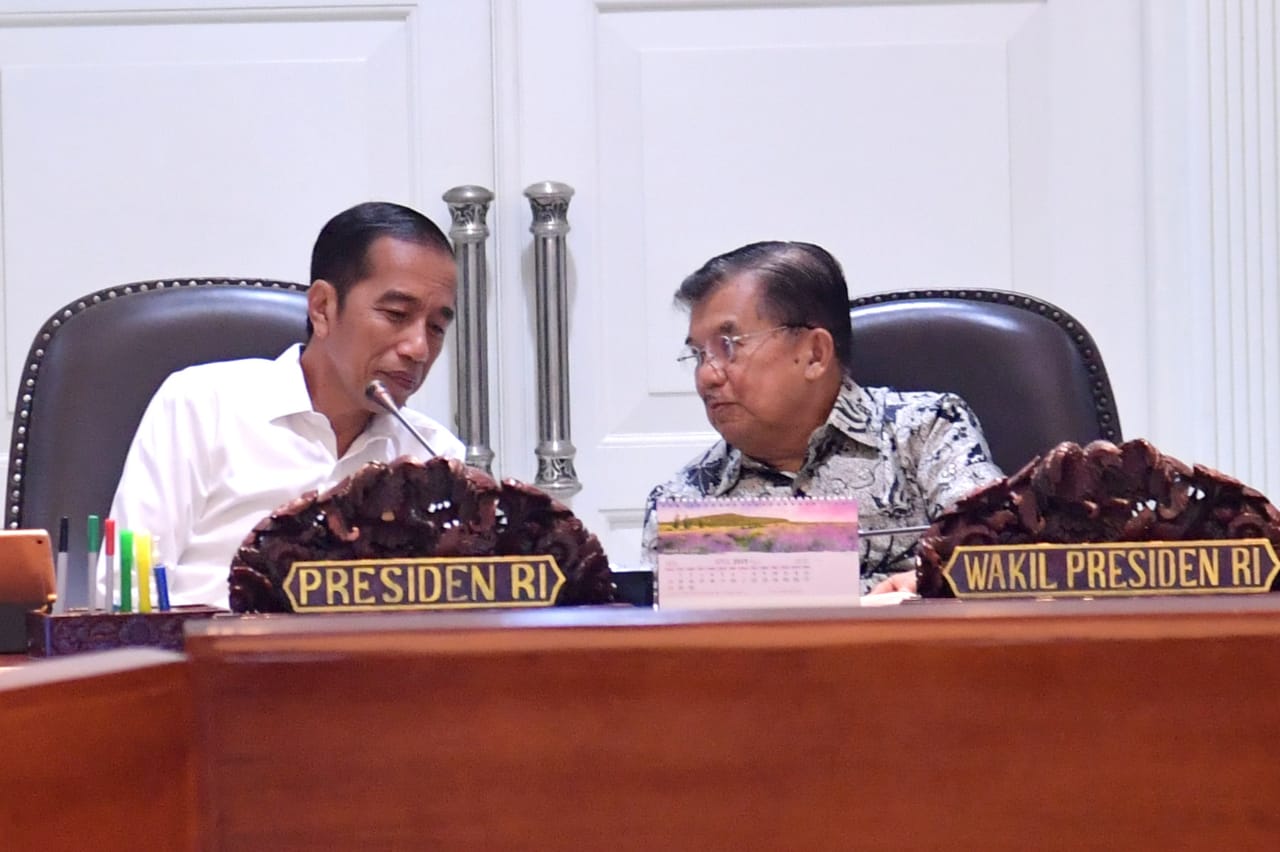 Presiden Jokowi bersama Wakil Presiden Jusuf Kalla dalam memimpin rapat terbatas di Isntana Presiden, Jakarta, Jumat, 3 Mei 2019. (Foto: Biro Pers Setpres)