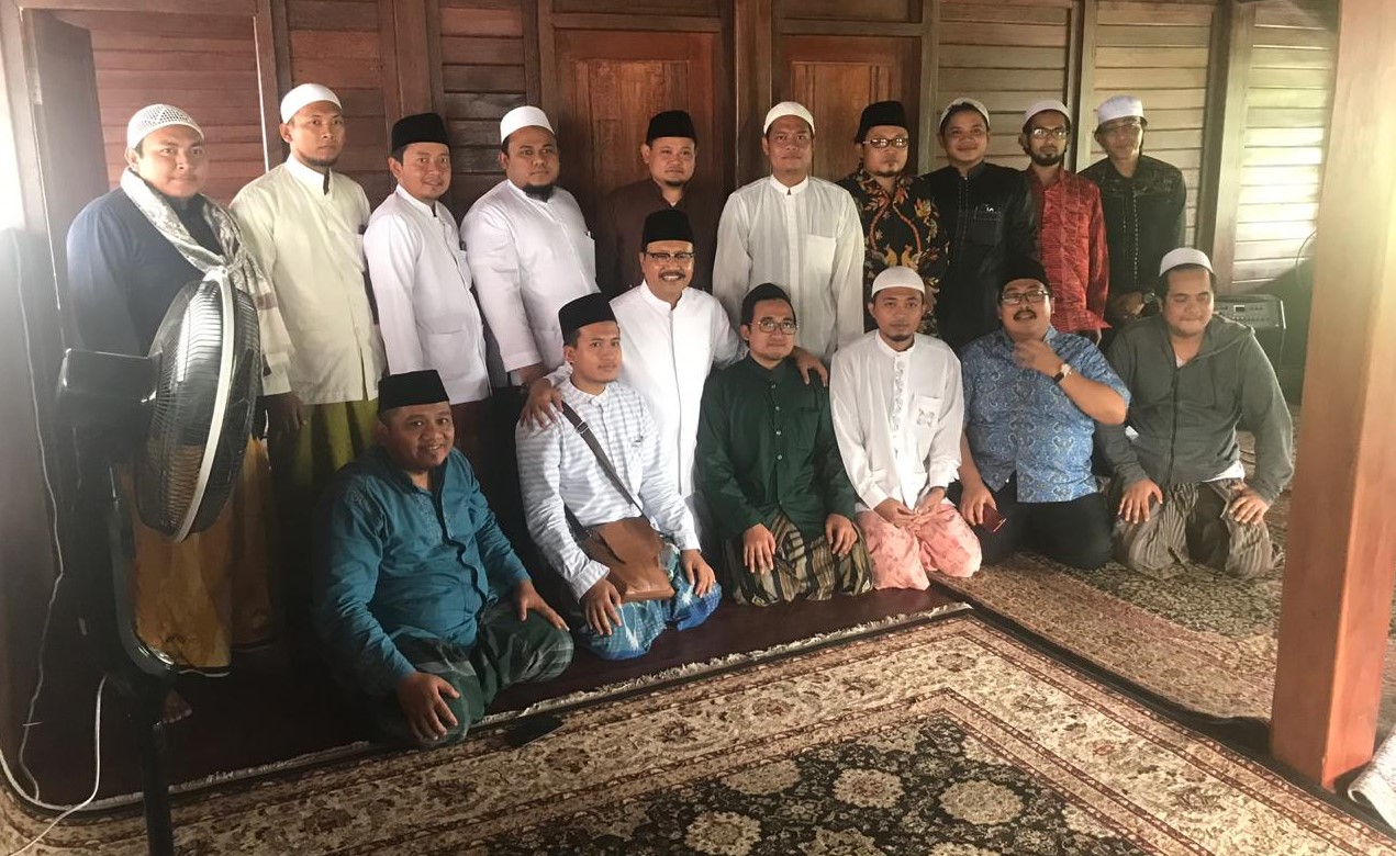 Para Lora (Putra Kiai) Madura pendukung 01 dan 02 berkumpul di rumah Saifullah Yusuf, Sabtu, 4 Mei 2019. (Foto: ngopibareng.id)