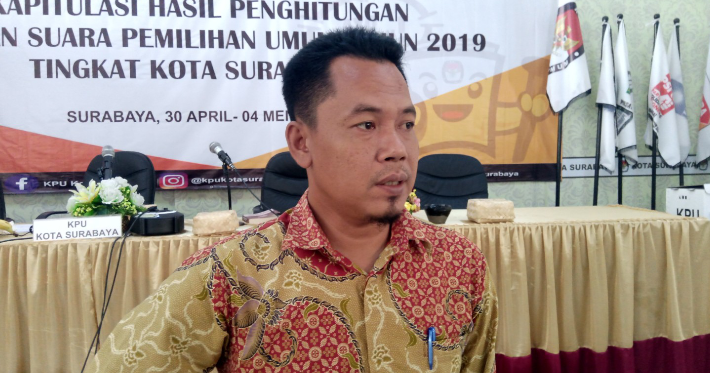 Komisioner KPU Surabaya Miftakhul Gufron saat ditemui di KPU Surabaya, Sabtu 4 Mei 2019. (Foto: Farid/ngopibareng.id) 