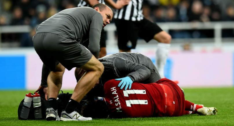 Mo Salah terkapar usai bertabrakan dengan kiper Newcastle, Martin Dubravka saat Liverpool menang 3-2 atas Newcastle di pekan ke-37 Premier League, Minggu 5 Mei 2019 dini hari WIB. (Foto: Liverpoolfc.com)