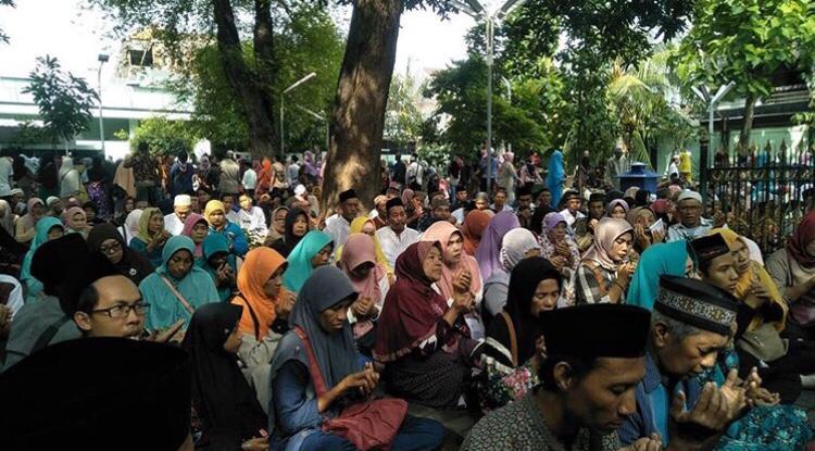 Para peziarah yang berdoa di dekat pusara Raden Muhammad Ali Rahmatullah atau yang dikenal Sunan Ampel. (Foto: Faiq/ngopibareng.id)