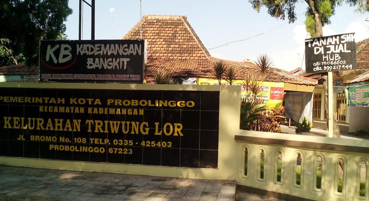 KANTOR Kelurahan Triwung Lor, Kota Probolinggo yang dipancangi tulisan “dijual”. (Foto: Ikhsan/ngopibareng.id)