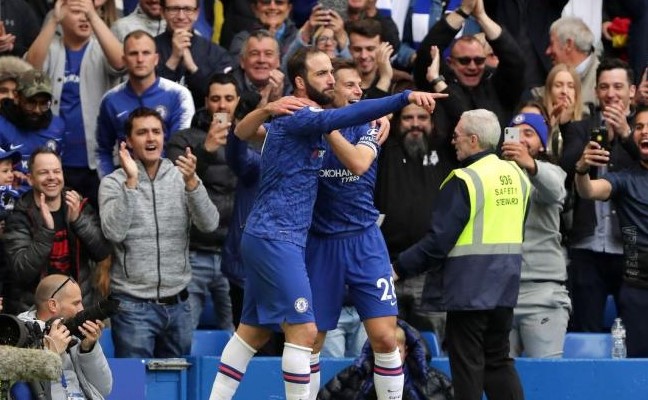 Selebrasi Gonzalo Higuain, striker Chelsea setelah mencetak gol ke gawang Watford, Minggu, 5 Mei 2019. (Foto: Reuters)