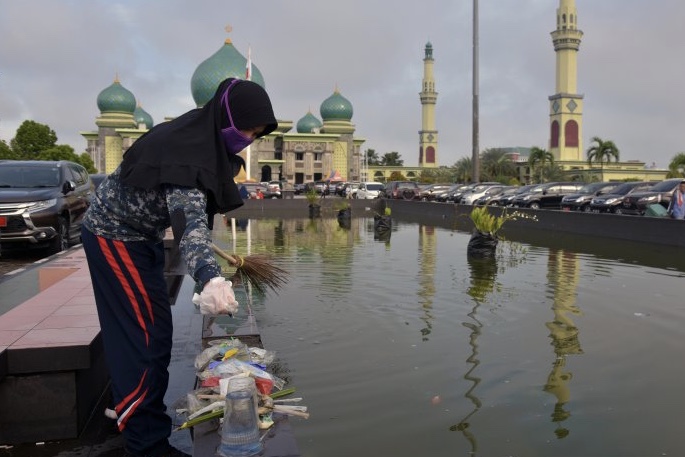 Seorang ibu mengikuti gerakan bersih-bersih sungai dan masjid. (Foto: dok/antara)