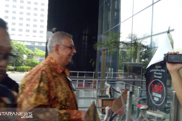 Direktur Utama PT PLN non-aktif Sofyan Basir memenuhi panggilan untuk diperiksa sebagai tersangka di gedung KPK Jakarta, Senin 6 Mei 2019. (Foto: Antara)/5).