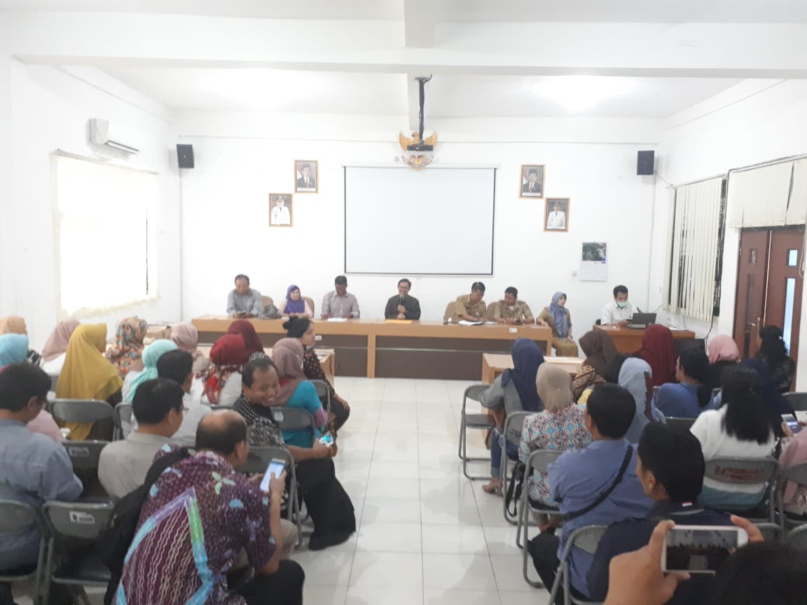 Orang tua murid audiensi dengan Dinas Pendidikan Kota Surabaya. 