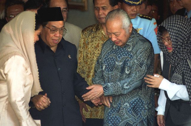 Mantan Presiden Soeharto dan Gus Dur di Cendana, Jakarta. (Foto: dok ngopibareng.id)