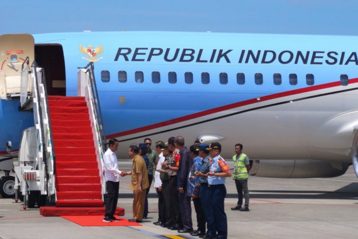 Presiden Jokowi disambut pejabat daerah begitu turun dari Pesawat Kepresidenan RI-1 di Bandara Sepinggan Balikpapan, Kaltim, Selasa 7 Mei 2019. (Foto: Antara/Agus Salim)
