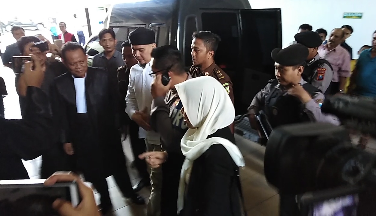 Ahmad Dhani saat menjalani sidang di PN Surabaya, Selasa 7 Mei 2019. (Foto: Farid/ngopibareng.id)