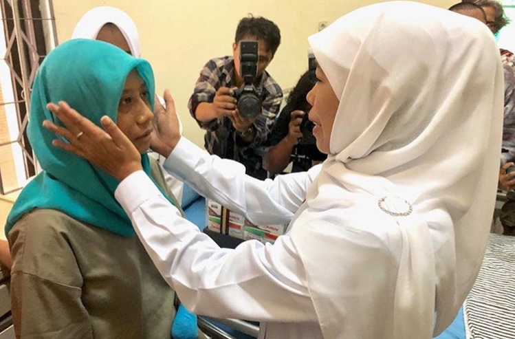 Gubernur Jawa Timur Khofifah Indar Parawansa saat menjenguk pasien RSJ Menur. (Foto: Faiq/ngopibareng.id)