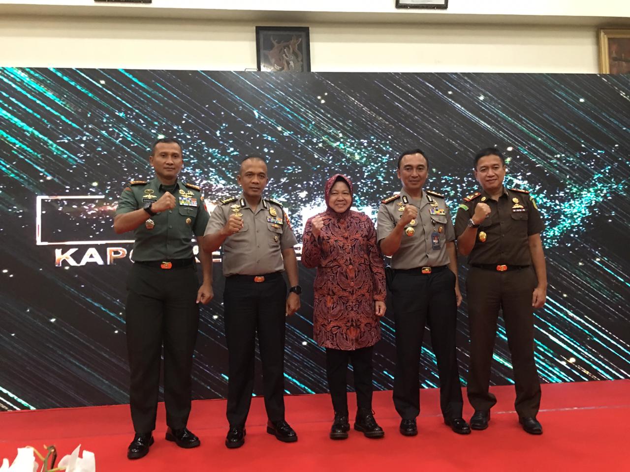 Risma dan para Forpimda dalam acara Pisah Sambut Kapolres Surabaya di Balai Kota Surabaya, Selasa 7 Mei 2019. (Foto: Alief/ngopibareng.id)