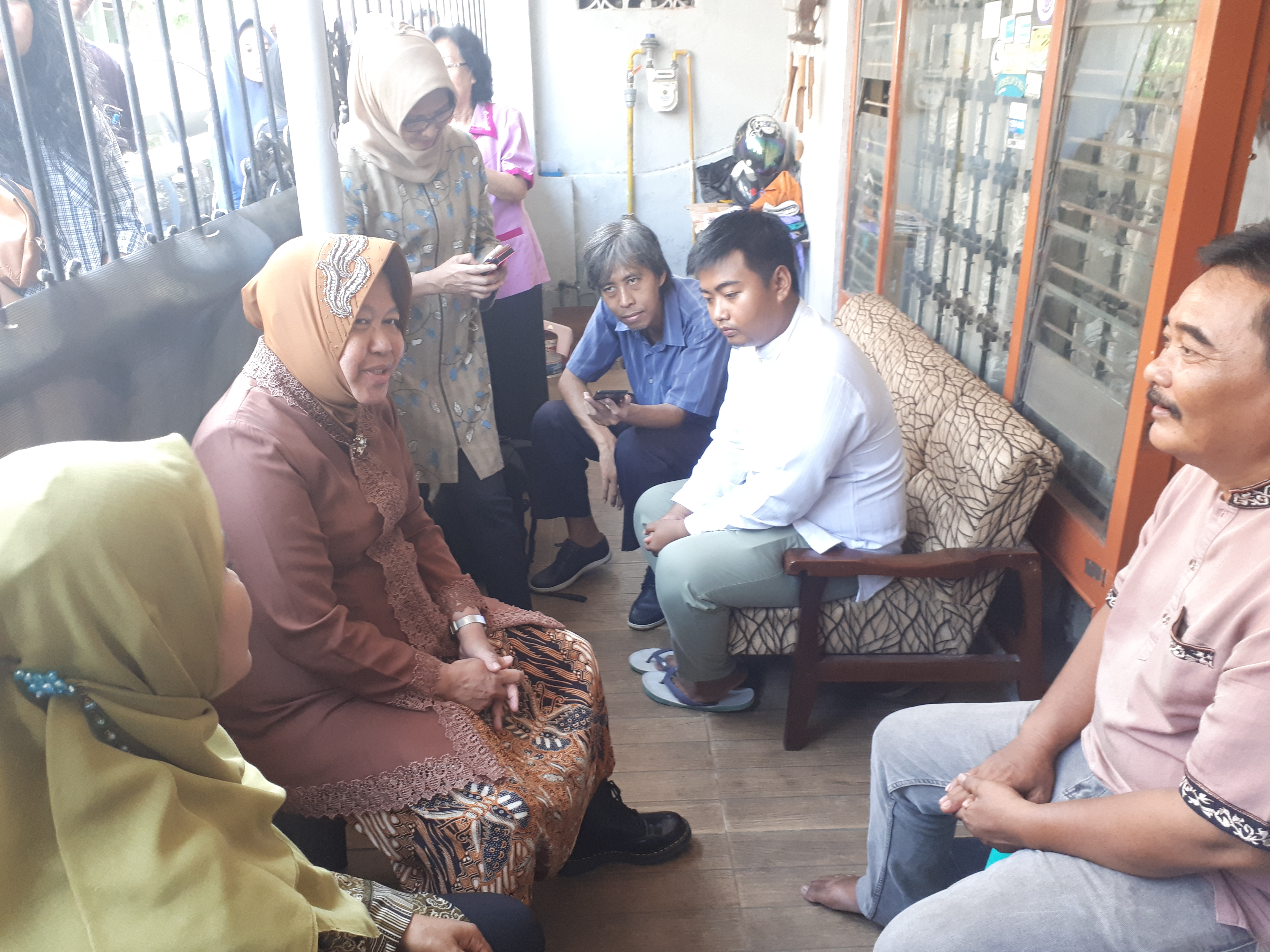 Risma bercengkerama dengan Andi dan keluarga almarhum Bambang. (Foto,: Alief/ngppibareng.id)