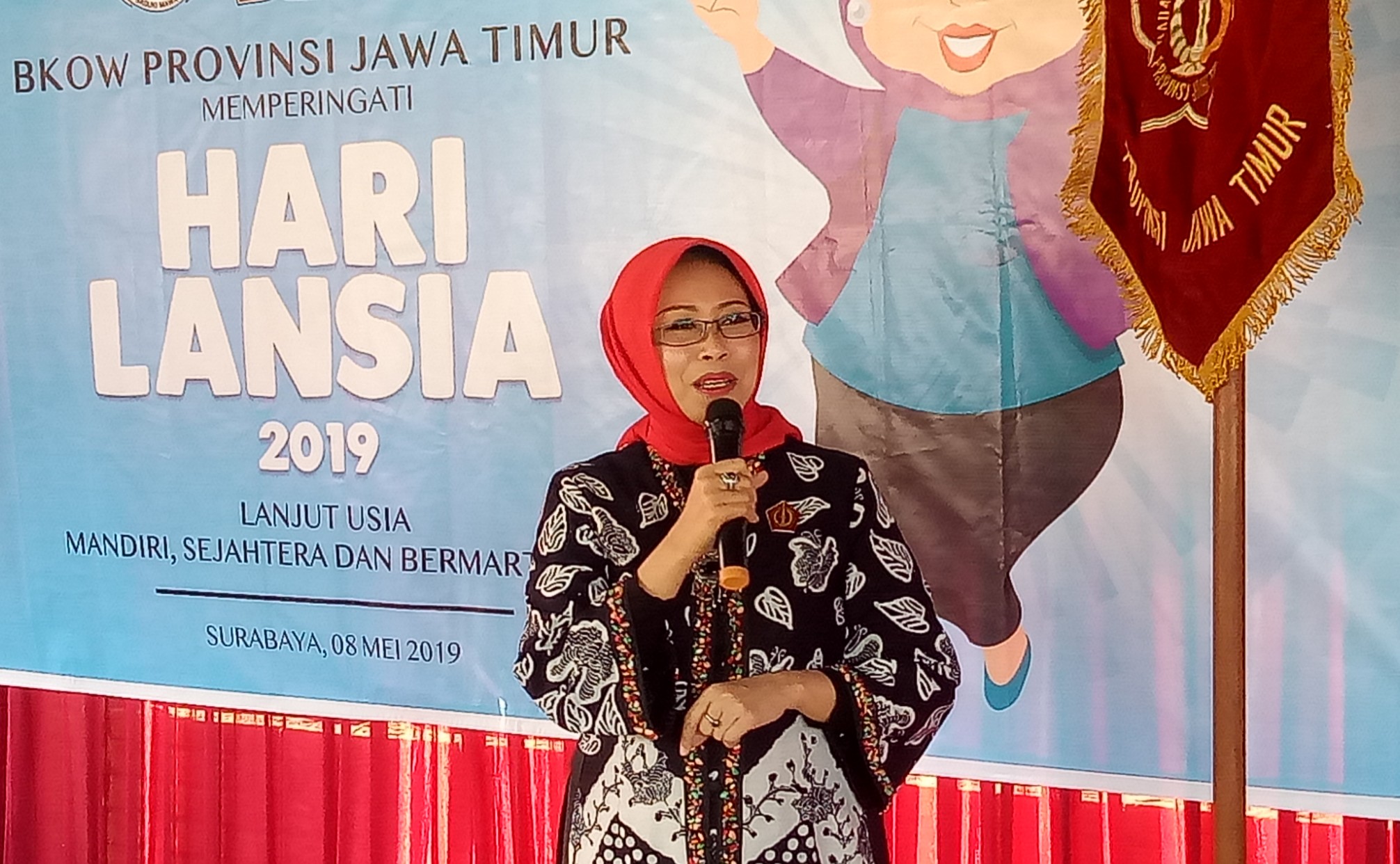 Ketua Umum BKOW Jawa Timur, Fatma Saifullah Yusuf Saat menyampaikan sambutanya dalam acara Hari Lansia Nasional. (Foto: Pita/ngopibareng.id)
