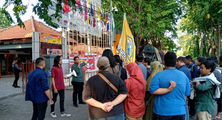 Sejumlah mahasiswa menggelar aksi di KPU Jatim, 8 Mei 2019. (Foto: Farid/ngopibareng.id) 