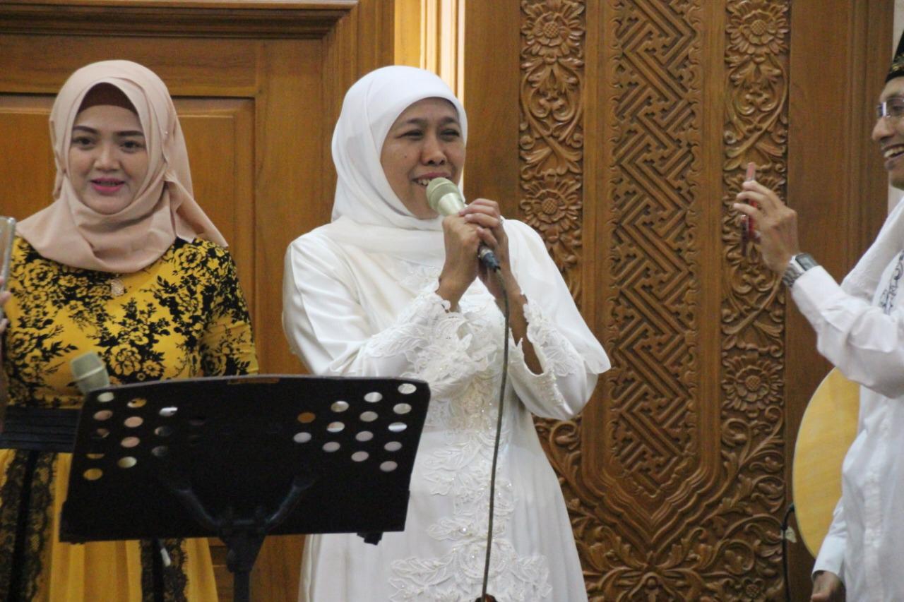 Gubernur Jawa Timur Khofifah Indar Parawansa saat menyanyikan lagu Ya Maulana milik Sabyan Gambus. (Foto: Faiq/ngopibareng.id)