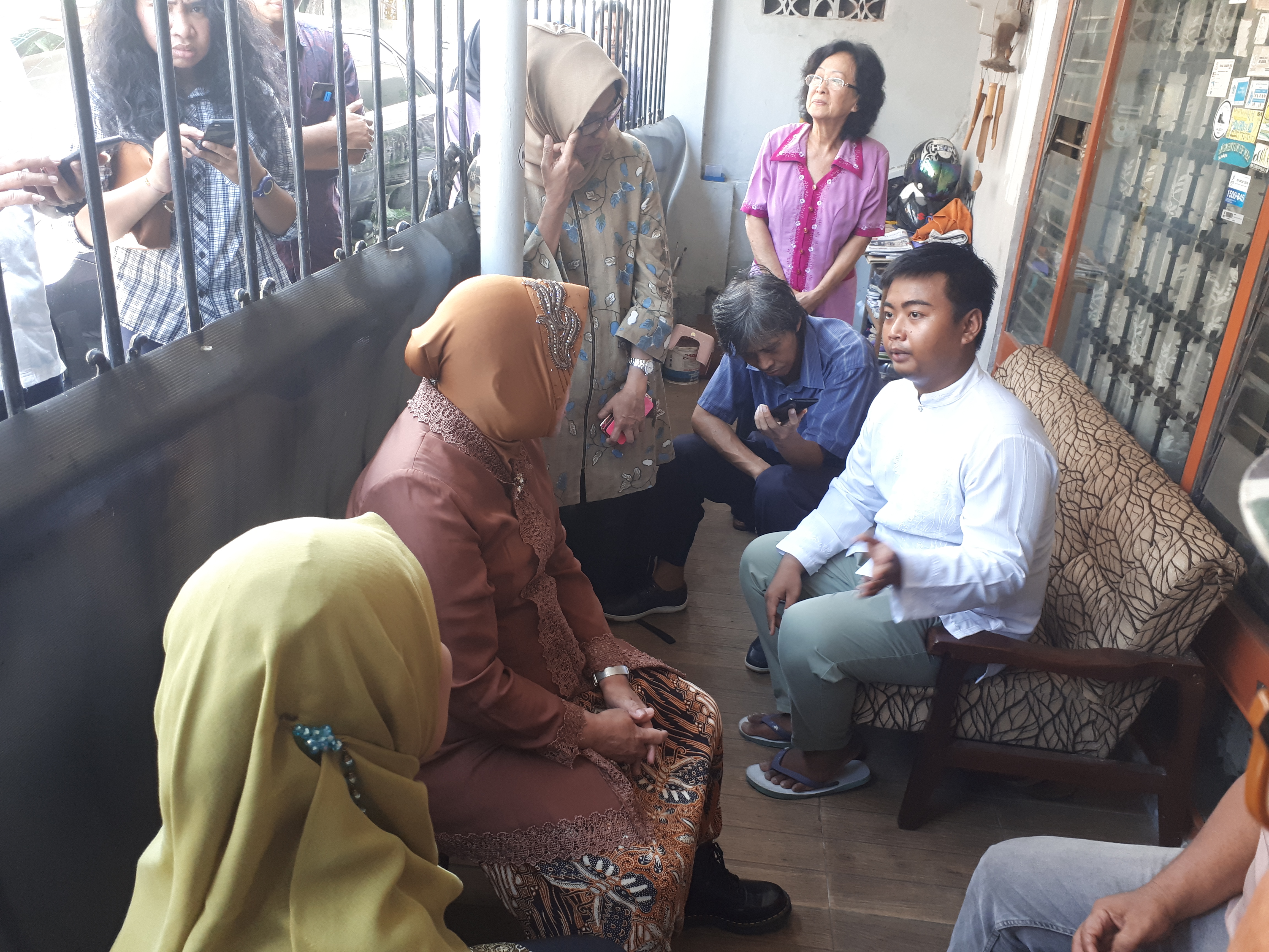 Andi berbincang dengan Wali Kota Surabaya Tri Rismaharini saat rumahnya, Rabu 8 Mei 2019. (Foto: Alief/ngopibareng.id)