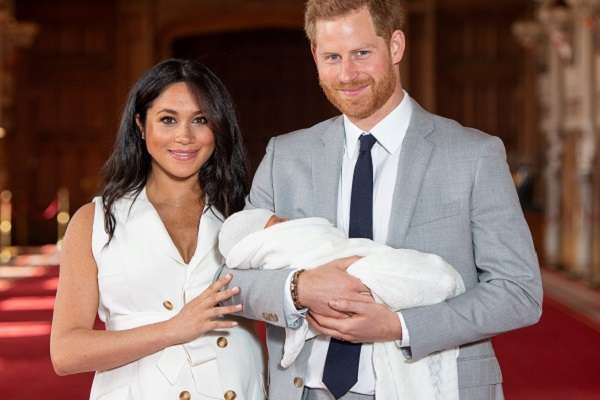 Penampilan perdana Pangeran Harry dan Meghan Markle bersama sang bayi, yang diberinama Archie Harrison Mountbatten-Windsor, pada Rabu 8 Mei 2019.