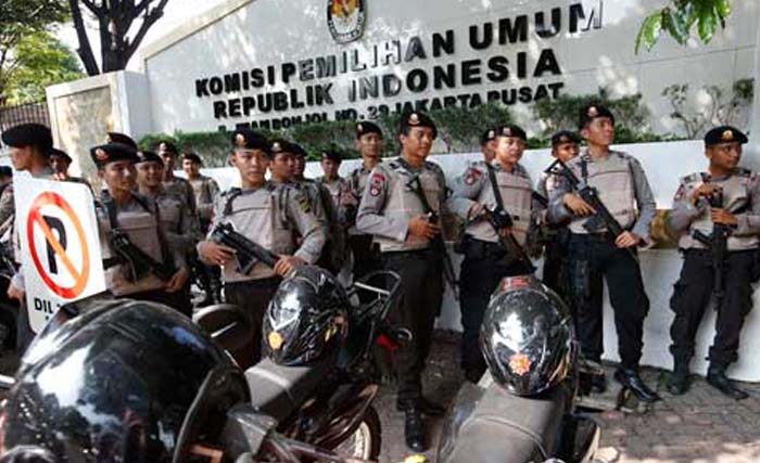 Pengamanan Kantor KPU Pusat di Jl. Imam Bonjol, Jakarta. (Foto:PosKota)