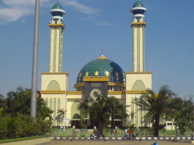 Pohon kurma menjadi ciri khas Masjid Agung Al-Barkah, Jalan Veteran, Bekasi Selatan. 