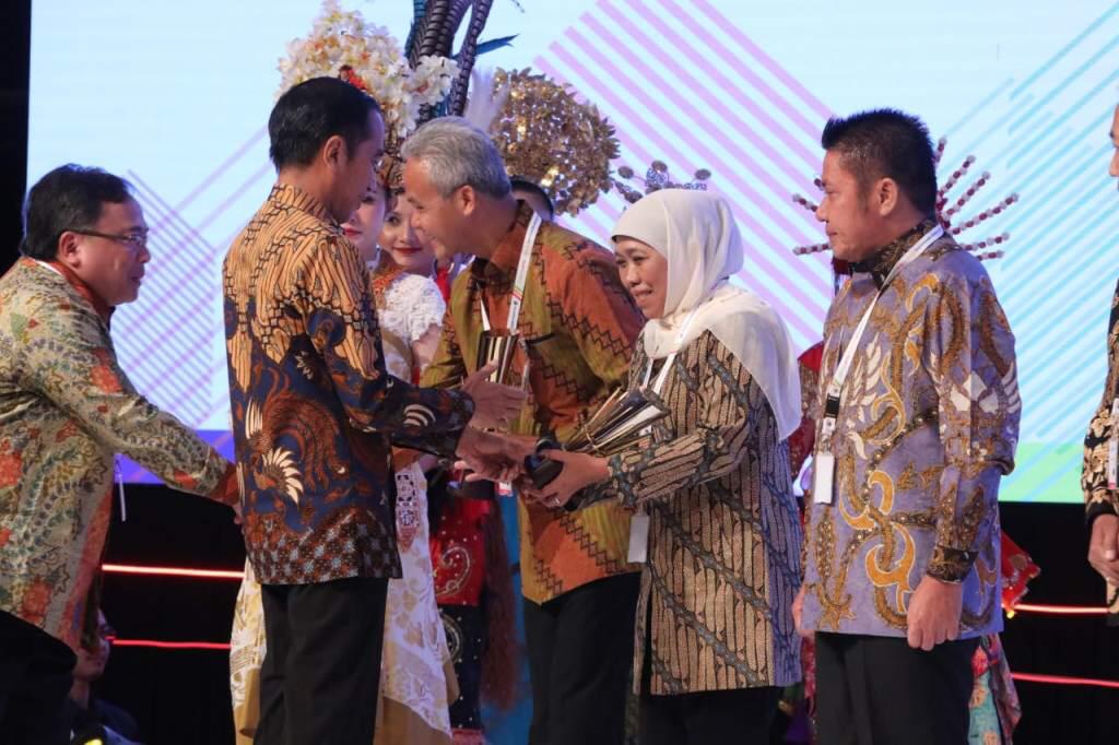 Gubernur Jawa Timur saat menerima penghargan tersebut. (Foto: Istimewa)