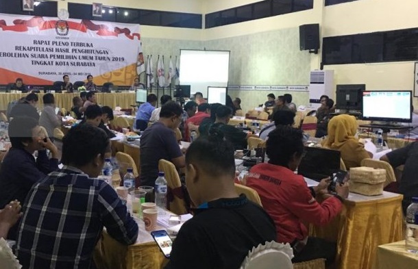 Rapat Pleno Terbuka Rekapitulasi hasil perolehan suara Pemilu 2019 di KPU Surabaya, Selasa 7 Mei malam. (Foto: Antara/Abdul Hakim)