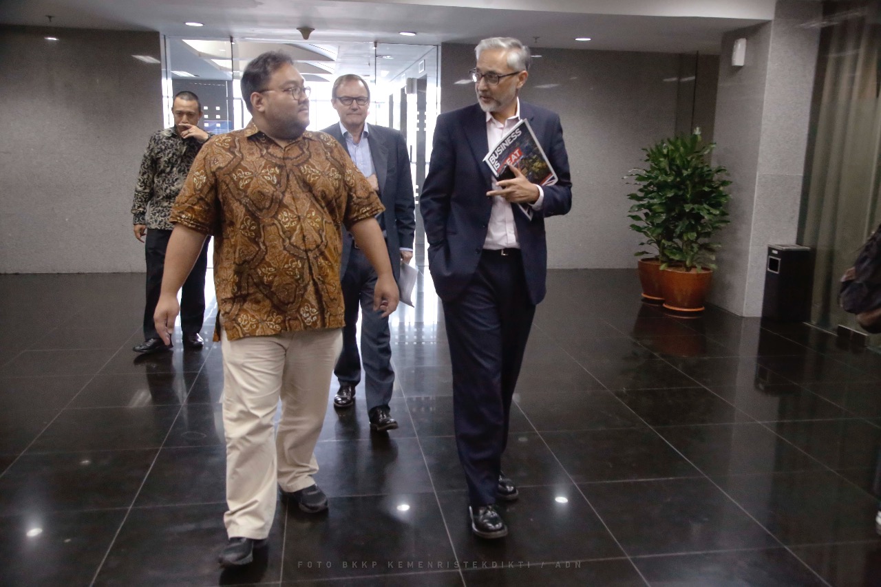 Duta Besar Inggtis untuk Indonesia Moazzam Malik bersama Dirjen Kelembagaan Iptekdikti Padono Soewignyo (Ffoto; Ristekdikti)