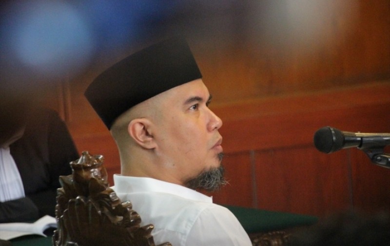 Ahmad Dhani Prasetyo, saat menjalani sidang di PN Surabaya. (Foto: Farid/ngopibareng.id) 