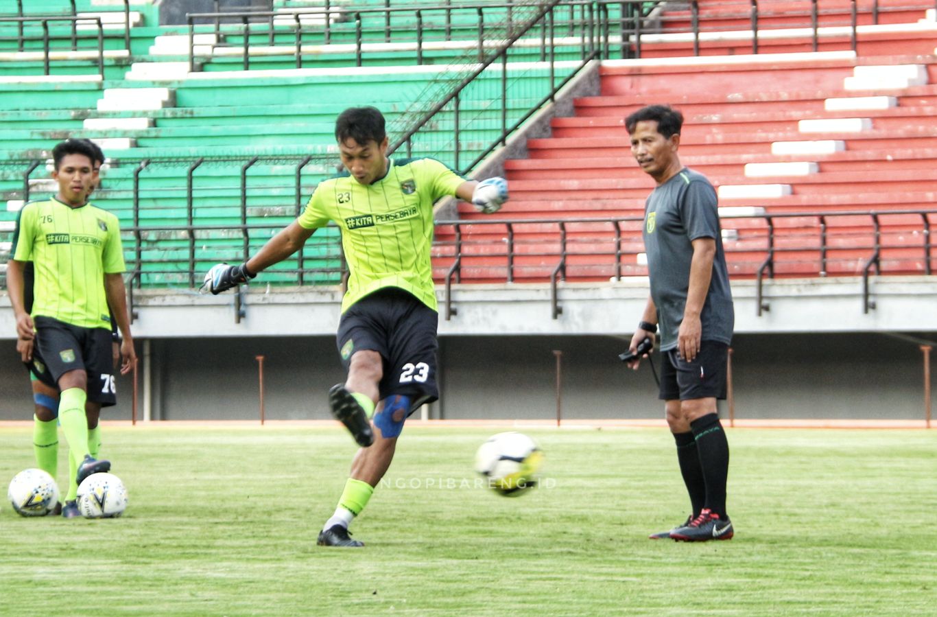 Pelatih Persebaya Djajang Nurdjaman (kanan) saat melatih tendangan pemain dalam latihan di Stadion Gelora Bung Tomo, Surabaya, Jumat 10 Mei 2019. (foto: Haris/ngopibareng.id)