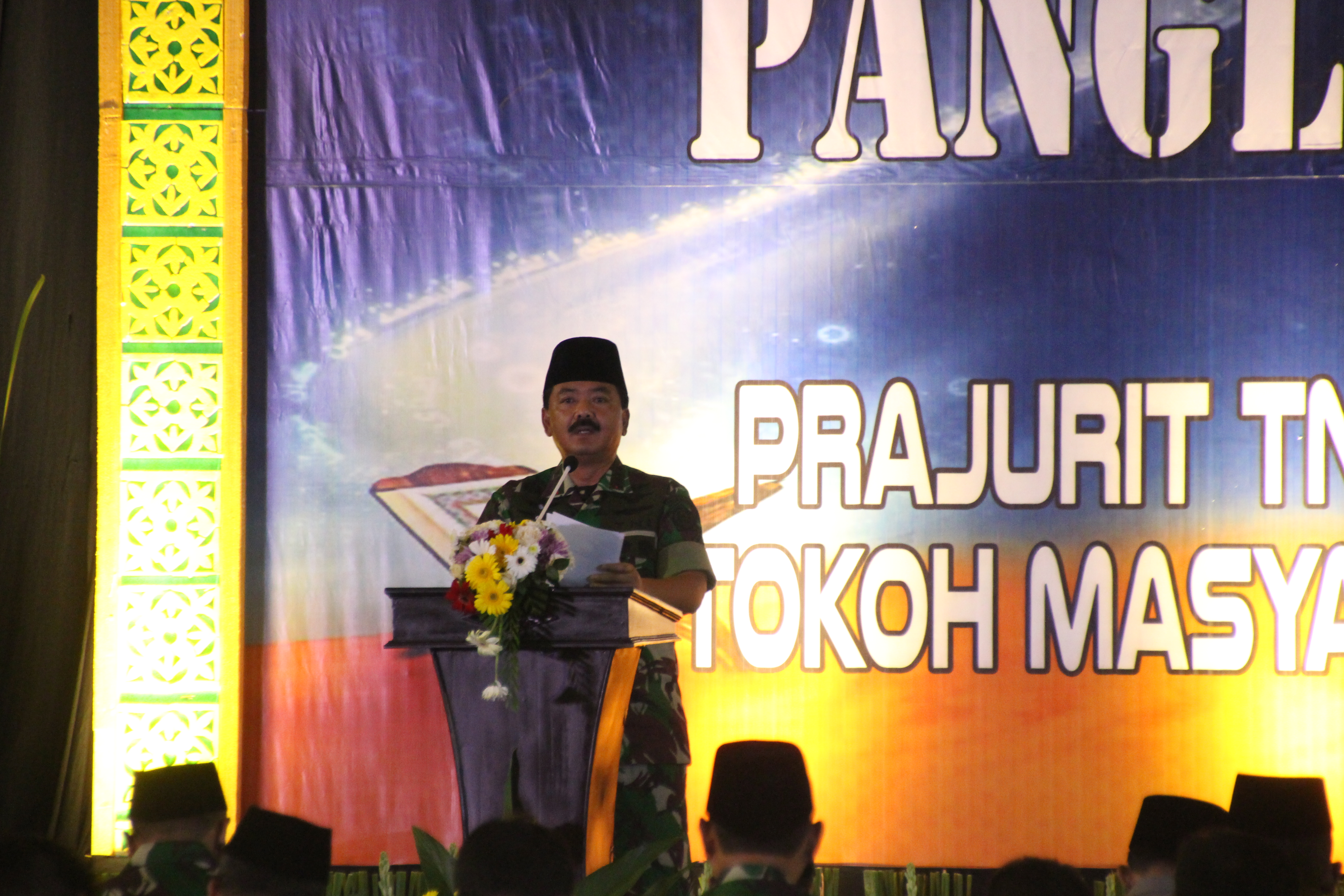 Panglima TNI Hadi Tjahjanto saat memberi sambutan di Koarmada II Surabaya. (Foto: Faiq/ngopibareng.id)