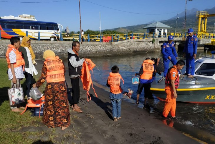 Penumpang KMP Mutiara Indonesia dievakuasi oleh Tim Rescue Pos SAR Kayangan bersama anggota Polisi Air Kepolisian Daerah Nusa Tenggara Barat ke Pelabuhan Kayangan, Kabupaten Lombok Timur, Sabtu 11 Mei. (ANTARA/HO/Basarnas Mataram)