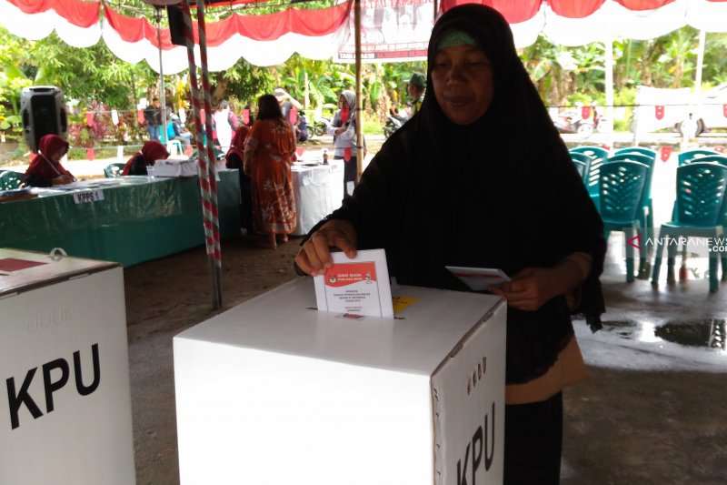 Ilustrasi warga yang sedang memasukan surat suara ke kotak. (Foto: Antara)