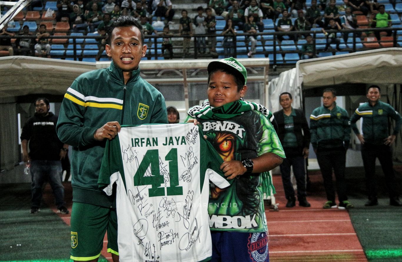 Mimpi I Gede Deny Sanjaya bertemu dengan winger Persebaya, Irfan Jaya. (Foto: Haris/ngopibareng.id)