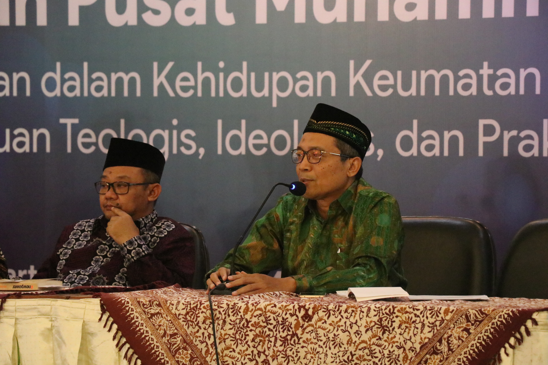 Hamim Ilyas, Wakil Ketua Majelis Tarjih dan Tajdid Pimpinan Pusat Muhammadiyah bersama Abdul Mu'ti. (Foto: md for ngopibareng.id)